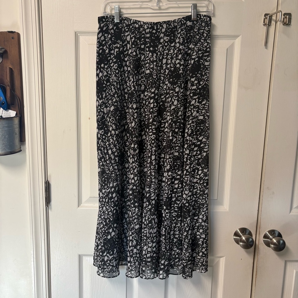 💜 3/$15. Vince Camino skirt, size 6